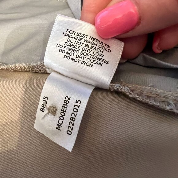 Peter Millar Wicking Performance Golf Shorts 9" Inseam Mens Beige Chino Size 42 - Picture 7 of 7